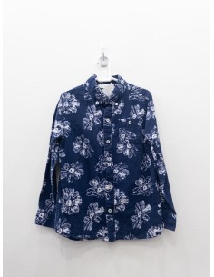 camisa azul con flores blancas
