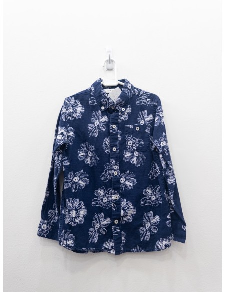 camisa azul con flores blancas