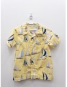 camisa amarilla con barcos