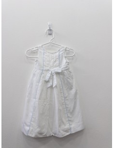 vestido blanco con bolitas celestes