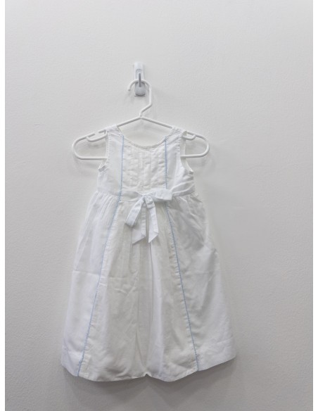 vestido blanco con bolitas celestes