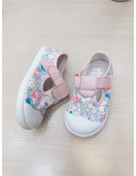 sneakers rosados con flores azules