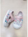 sneakers rosados con flores azules