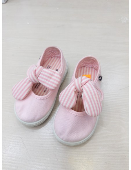 sneakers rosados con lazo de rayas rosadas