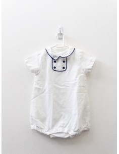 enterizo blanco con detalles azul oscuro
