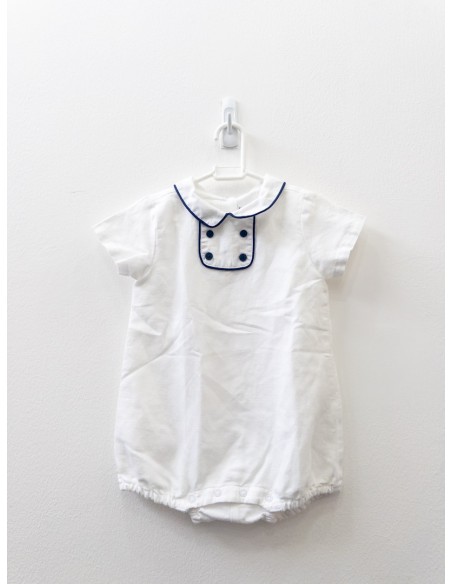 enterizo blanco con detalles azul oscuro