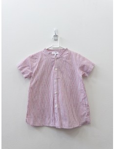 camisa blanca con rayas rojas