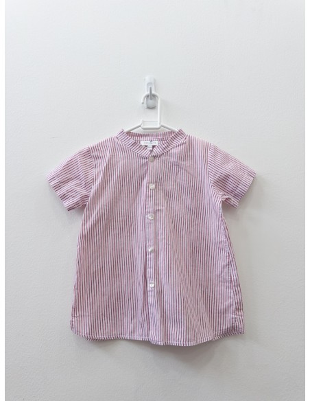 camisa blanca con rayas rojas