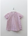 camisa blanca con rayas rojas
