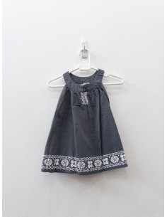 vestido gris con detalles blancos