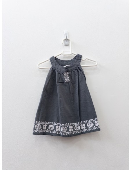 vestido gris con detalles blancos