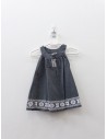 vestido gris con detalles blancos