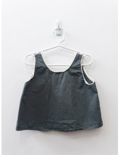 camiseta gris con arandel