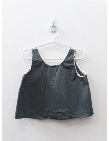camiseta gris con arandel