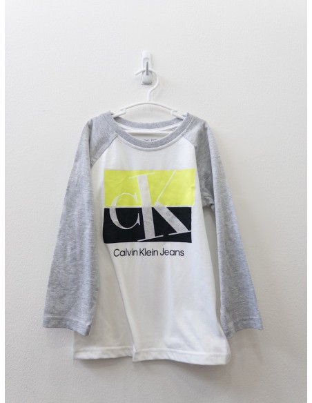 camiseta blanca manga larga con logo amrillo
