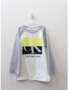 camiseta blanca manga larga con logo amrillo