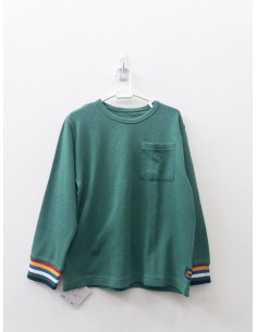 camiseta verde manga larga con puno rojo azul y blanco