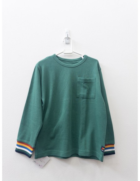 camiseta verde manga larga con puno rojo azul y blanco