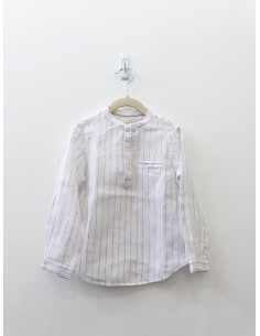 camisa blanca con rayas moradas