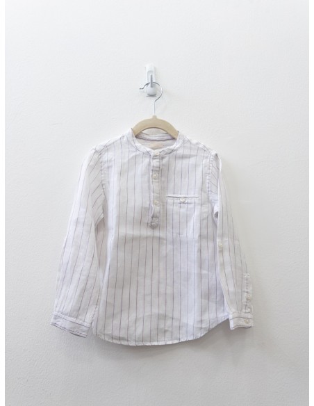 camisa blanca con rayas moradas