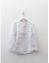 camisa blanca con rayas moradas