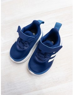 sneakers azules oscuros logo blanco