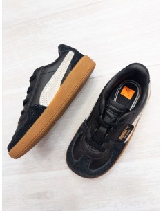 sneakers negros con rayas blanca