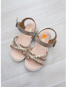 sandalias dorados con plateado