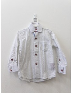 camisa blanca con puntos negros y rayas roja y azul