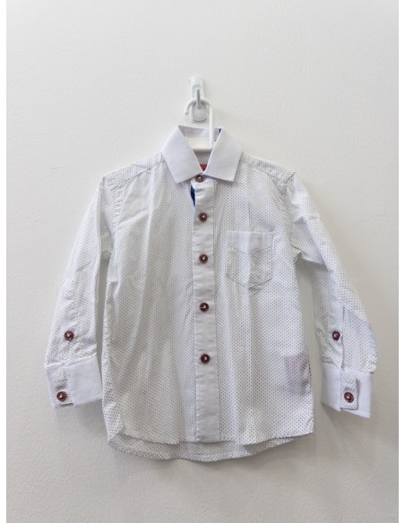 camisa blanca con puntos negros y rayas roja y azul