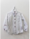 camisa blanca con puntos negros y rayas roja y azul