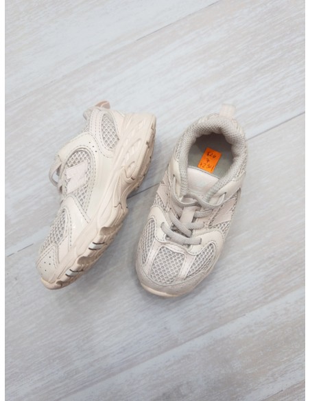 sneakers grises con rosados