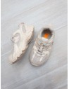 sneakers grises con rosados