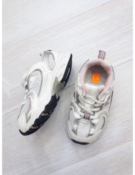 sneakers gris con fucsia