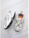 sneakers gris con fucsia