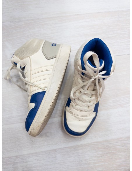 sneakers blancos con azul