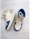 sneakers blancos con azul