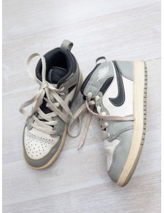 sneakers grises con blanco
