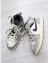 sneakers grises con blanco