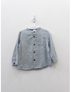 camisa gris con rayas turquesas