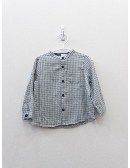camisa gris con rayas turquesas