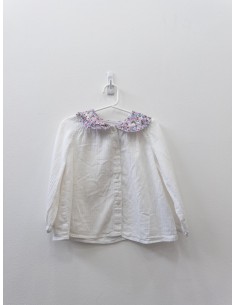 top blanco con cuello flores lilas