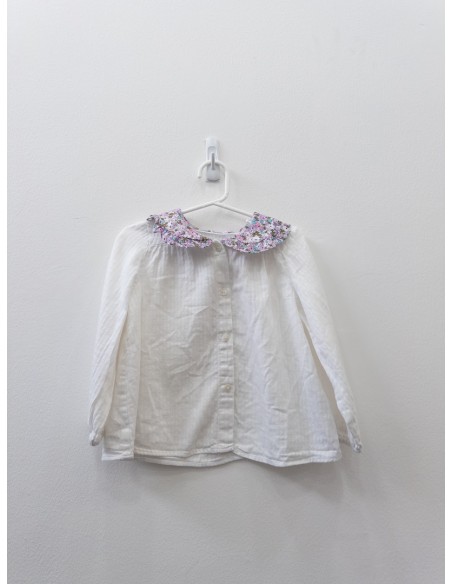 top blanco con cuello flores lilas