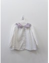 top blanco con cuello flores lilas