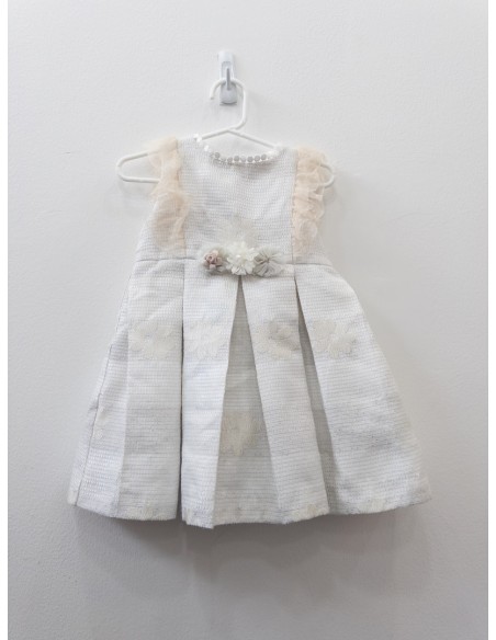 vestido blanco con flores en 3d y detalles en tul