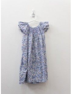 vestido blanco con flores lilas y grises, punto en pecho
