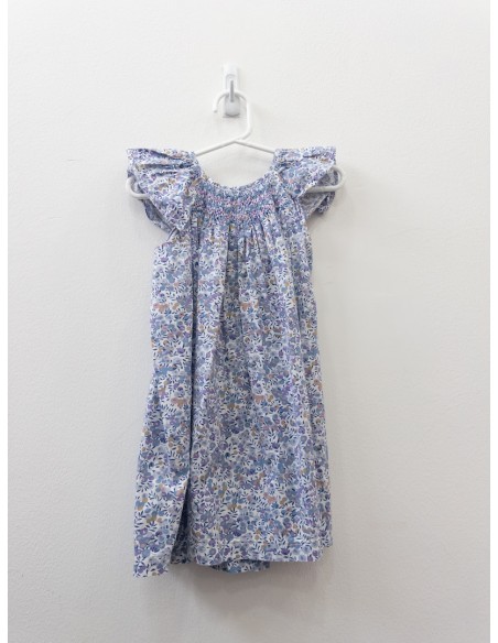 vestido blanco con flores lilas y grises, punto en pecho