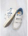 sneakers grises con turquesa