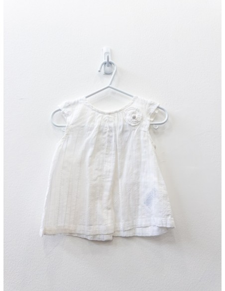 blusa blanca con flor