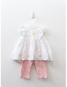 top blanco con flores y lycra rosada